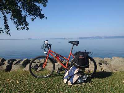 La bici carica di bagagli e sullo sfondo il lago di Bolsena, una delle prime tappe del tragitto
